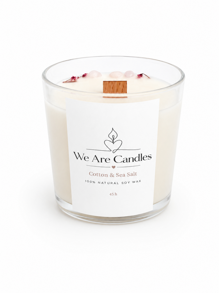 Свещ с аромат на памук Cotton & Sea Salt с дървен фитил — We Are Candles