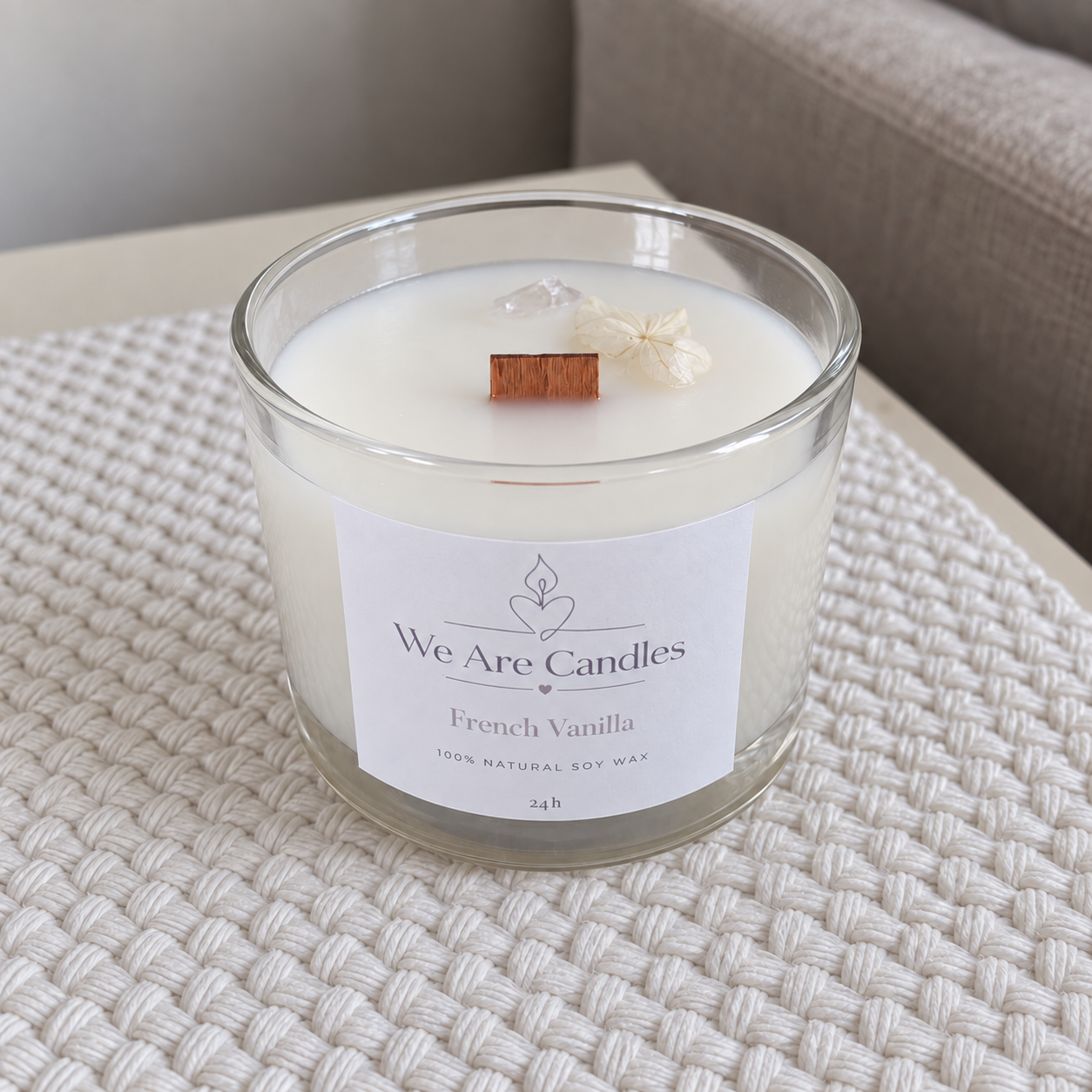 Соева свещ French Vanilla с череша, праскова, кокосов крем и френска ванилия. Дървен фитил и до 24 часа горене. За твоя дом или за подарък на любим човек.