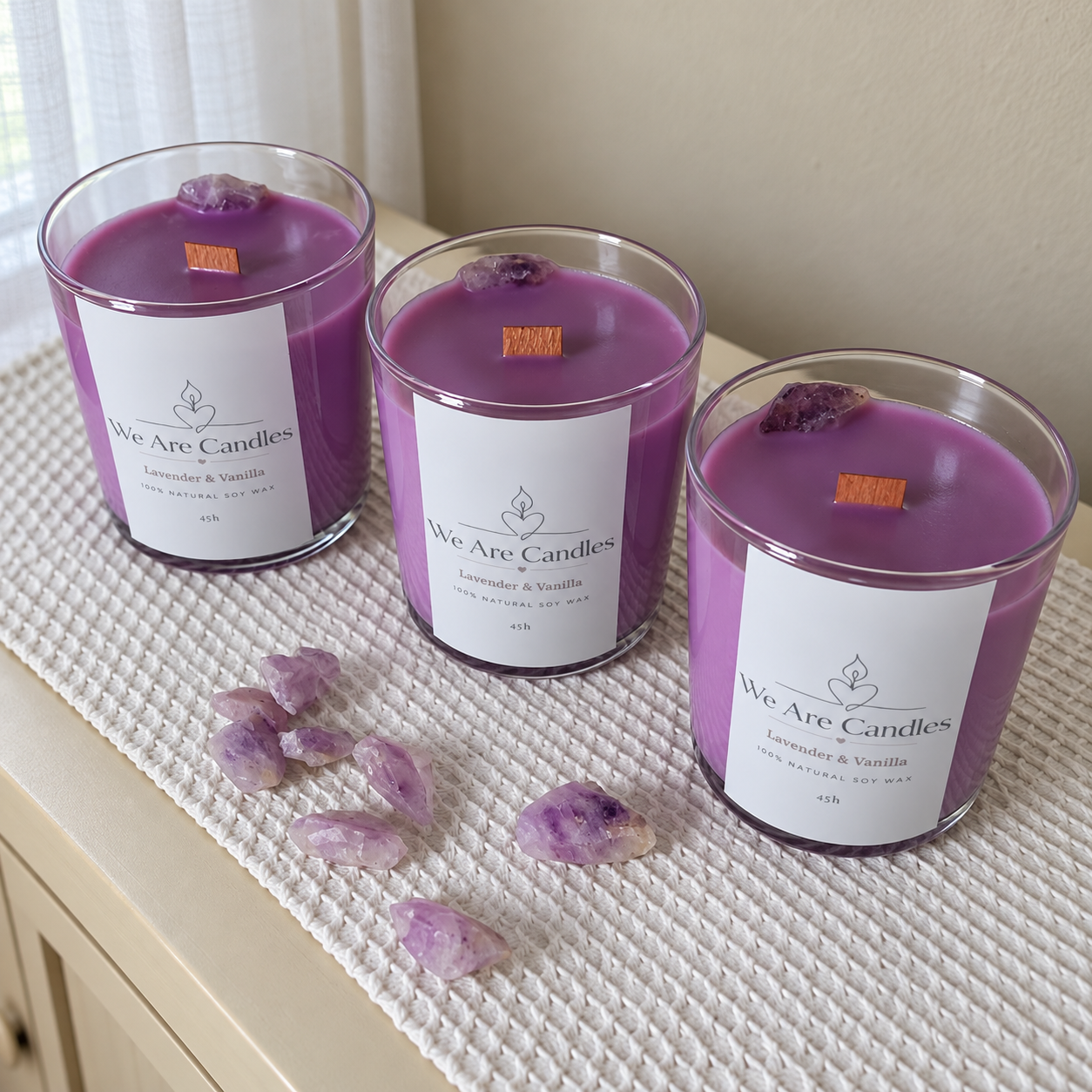 Голяма свещ с лавандула Lavender & Vanilla със соев восък, дървен фитил и до 45 часа общо горене. Ароматен подарък за любим човек или за уют у дома.