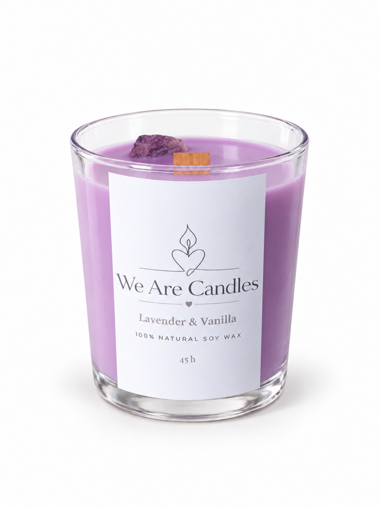 Голяма свещ с лавандула Lavender & Vanilla със соев восък, дървен фитил и до 45 часа общо горене. Ароматен подарък за любим човек или за уют у дома.