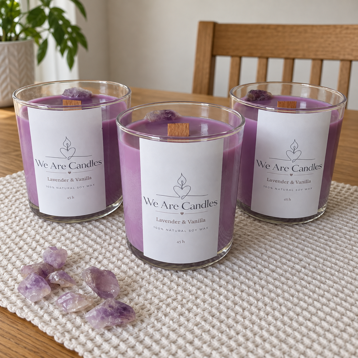 Голяма свещ с лавандула Lavender & Vanilla със соев восък, дървен фитил и до 45 часа общо горене. Ароматен подарък за любим човек или за уют у дома.