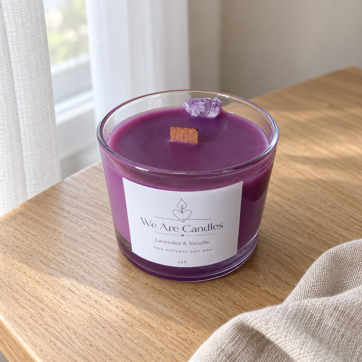 Малка свещ с лавандула Lavender & Vanilla, соев восък и дървен фитил. До 24 часа общо време на горене. Избери за своя дом или за подарък на любим човек.
