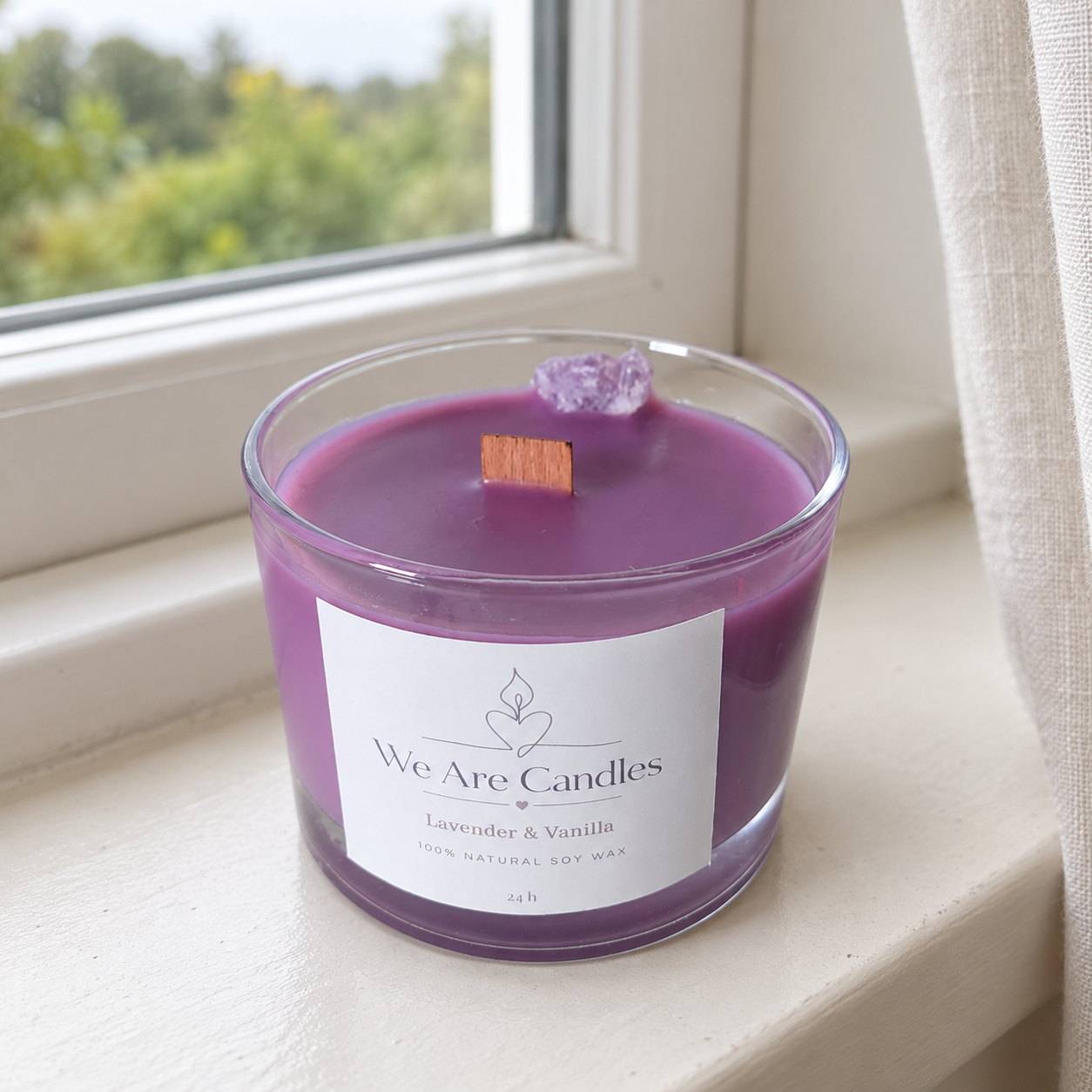 Малка свещ с лавандула Lavender & Vanilla, соев восък и дървен фитил. До 24 часа общо време на горене. Избери за своя дом или за подарък на любим човек.
